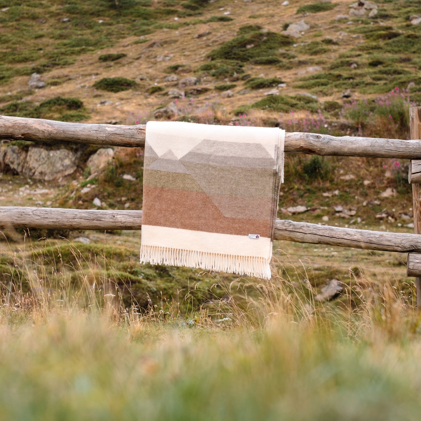 ROCKY | Wolldecke mit Bergmotiv | 130x200cm