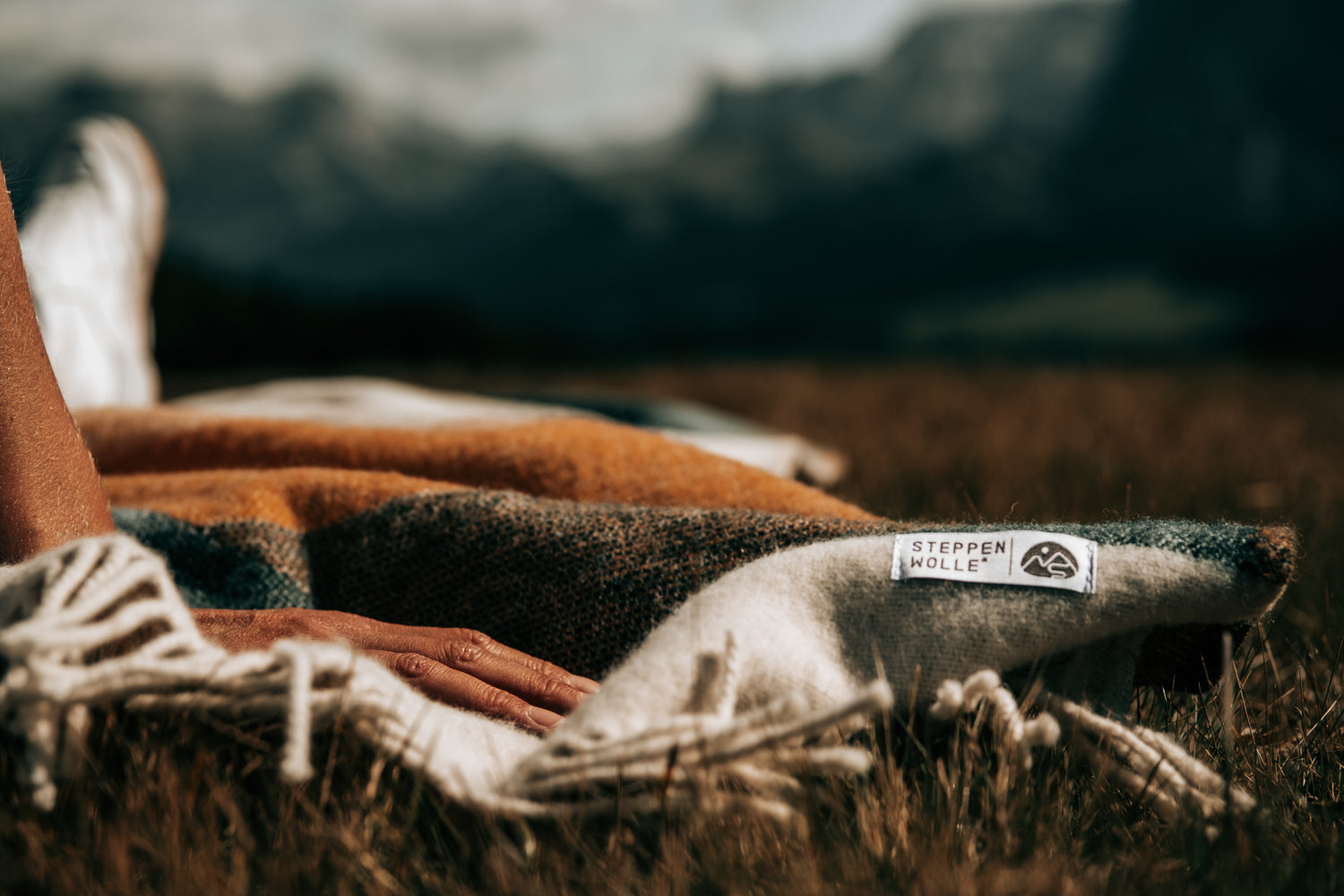 Schöne Kuscheldecke zum Picknicken draußen in der Natur.