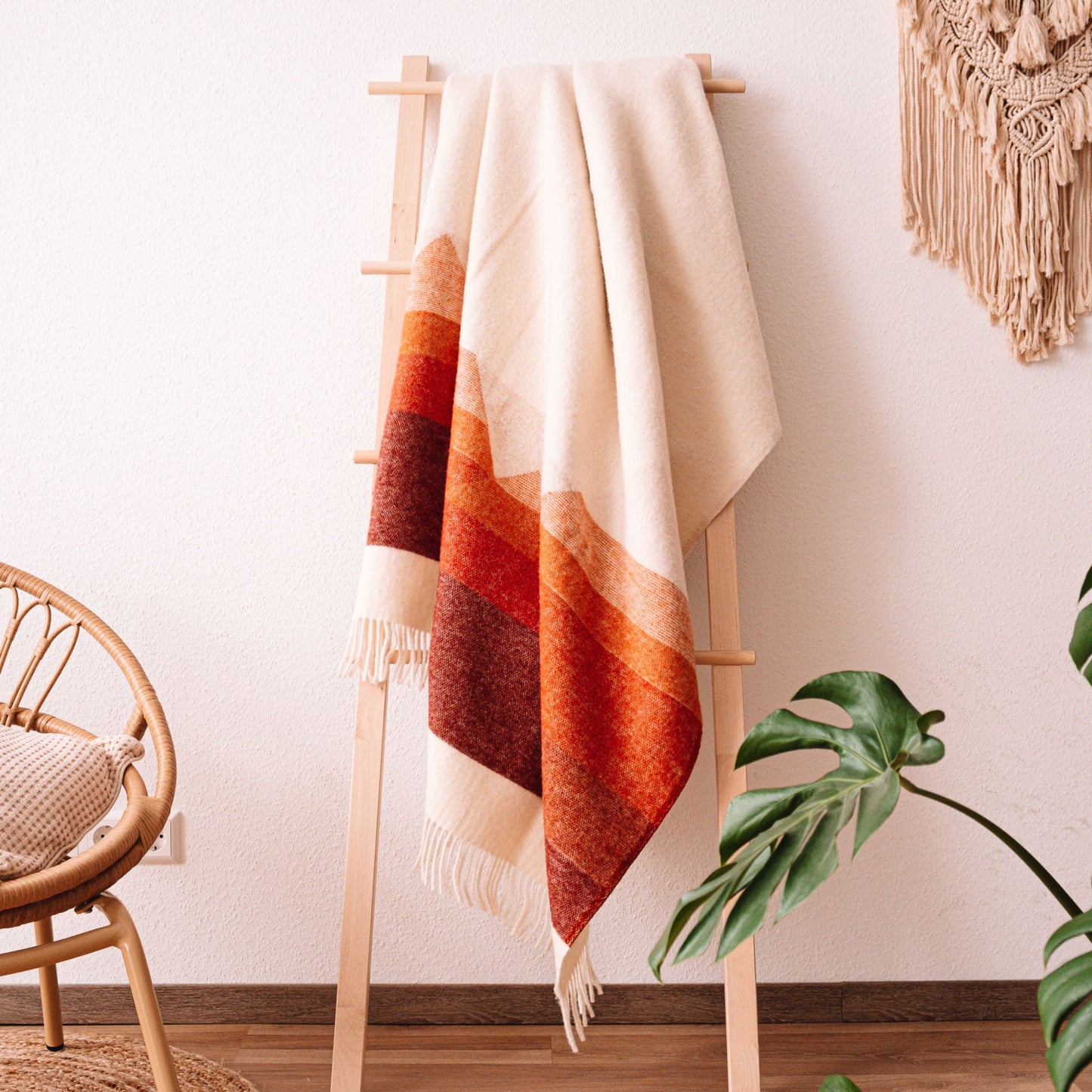 Gemusterte Wolldecke und rotem Bergmuster