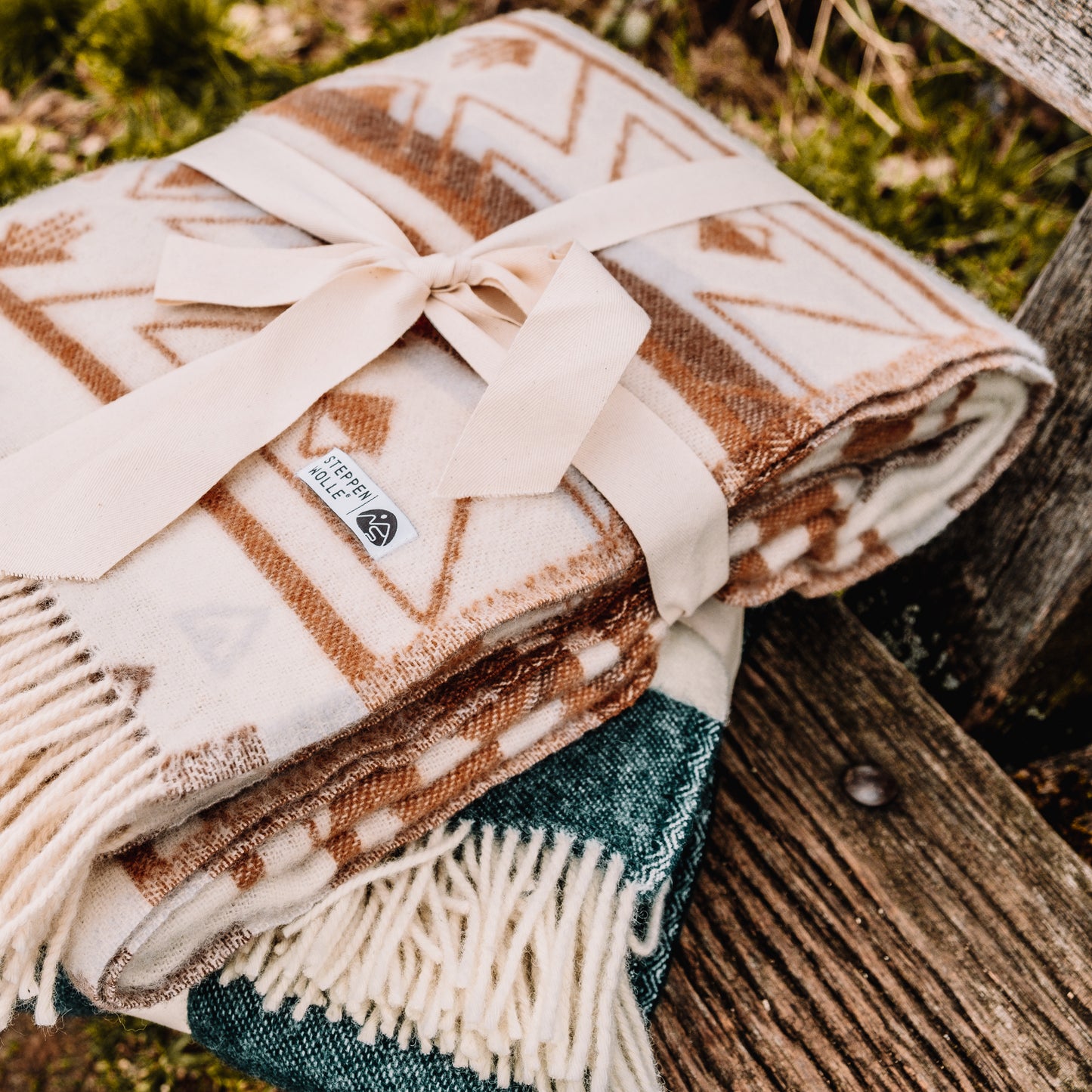 Braune Wolldecke mit Aztekenmuster