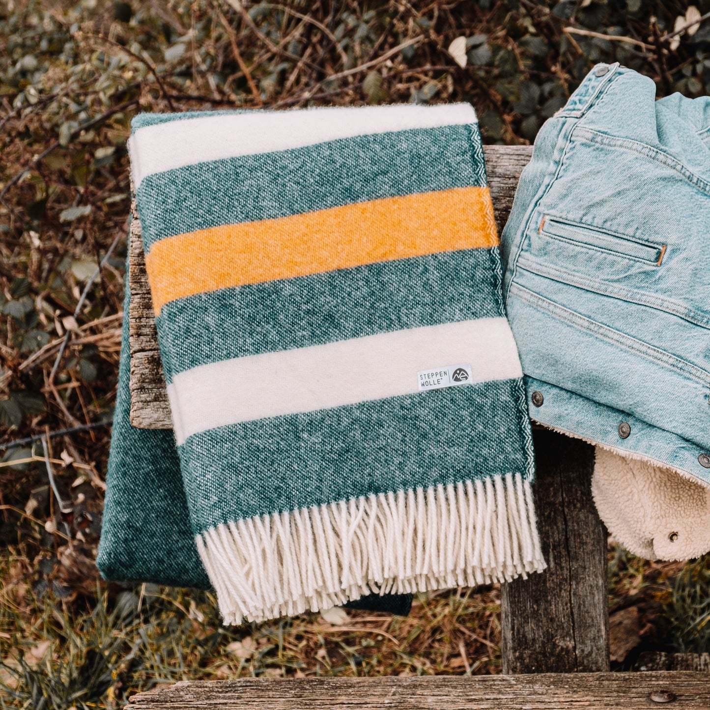 Grüne Schurwolldecke für Camping im Sommer und Winter.