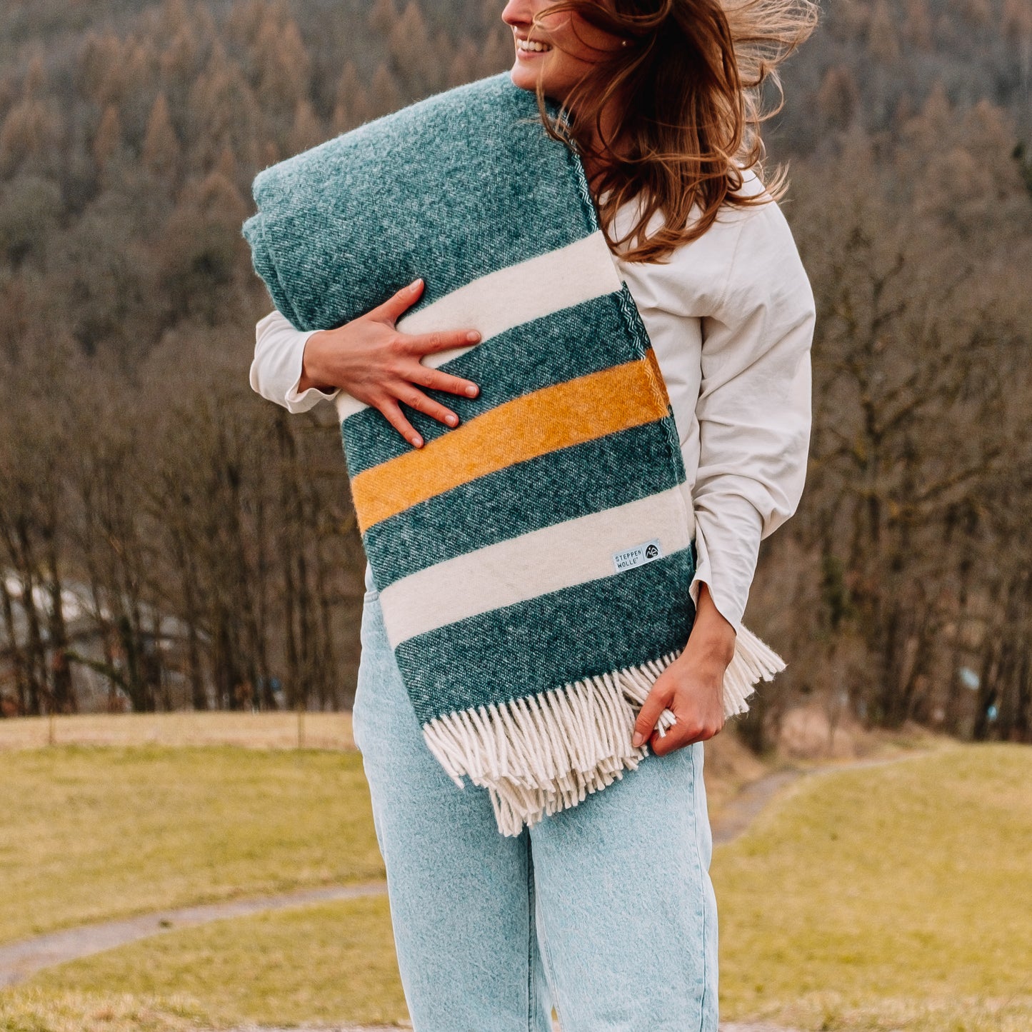 Grüne Picknickdecke aus robuster Schurwolle. Nachhaltige Outdoordecke aus Naturmaterial.