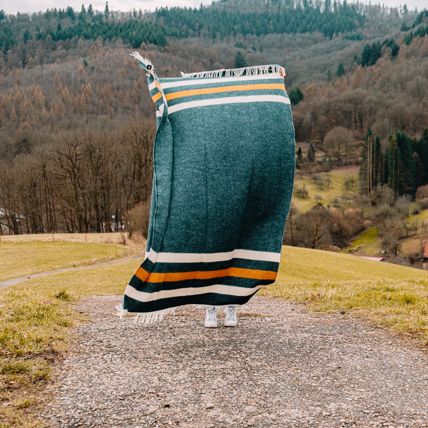 Grüne Kuscheldecke aus ökologischer Schurwolle für ein plastikfreies Leben Zuhause.