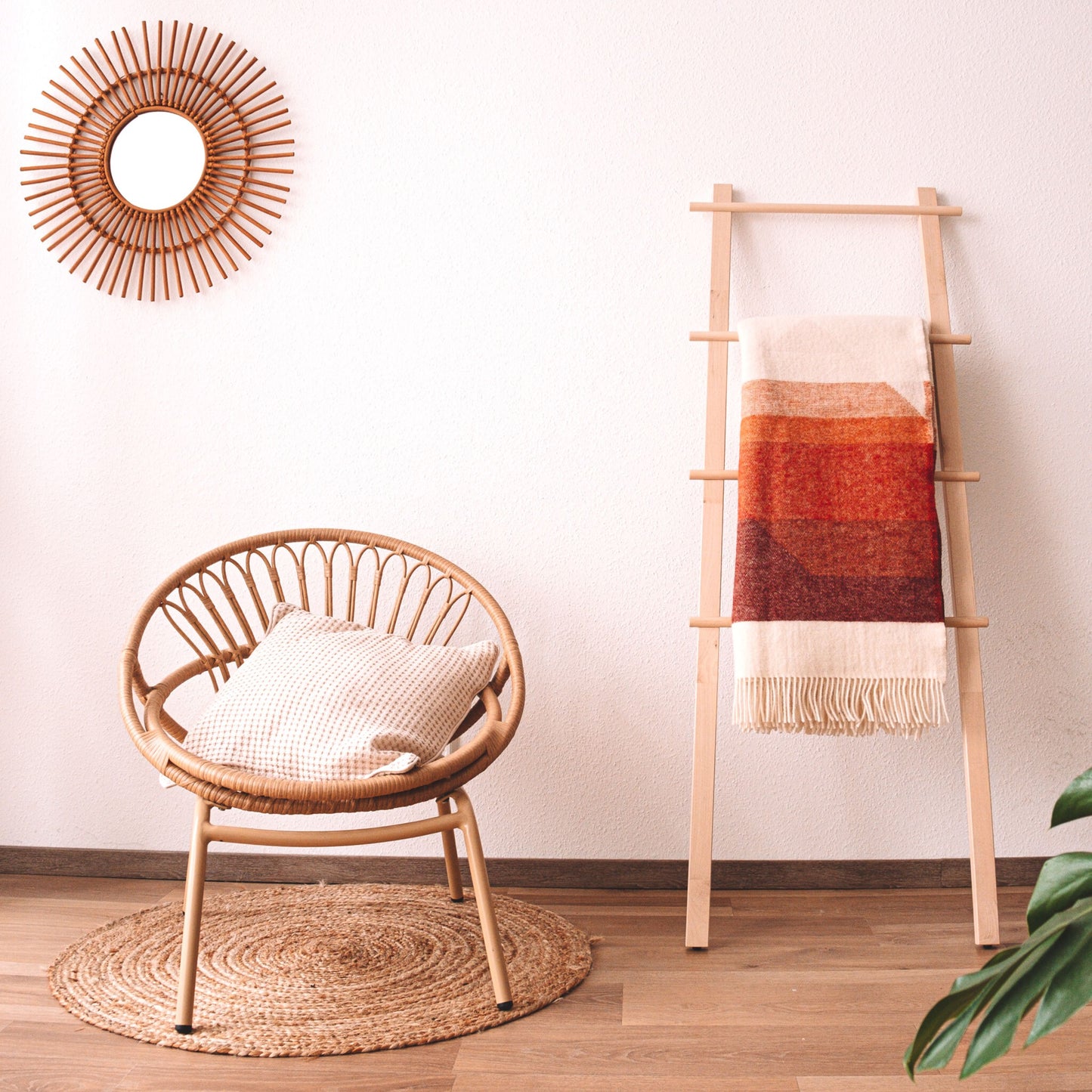 Rote Decke in einem Wohnzimmer