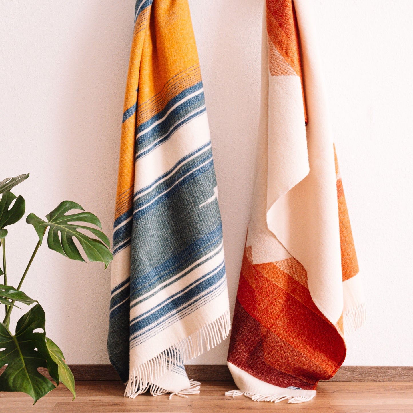 Zwei Decken von Steppenwolle hängen nebeneinander