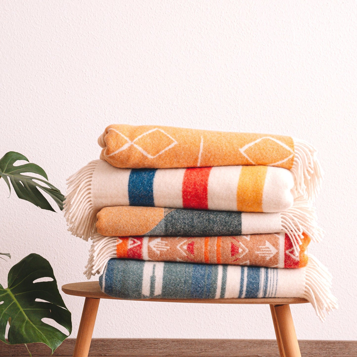 Mehrere Decken von Steppenwolle gestapelt