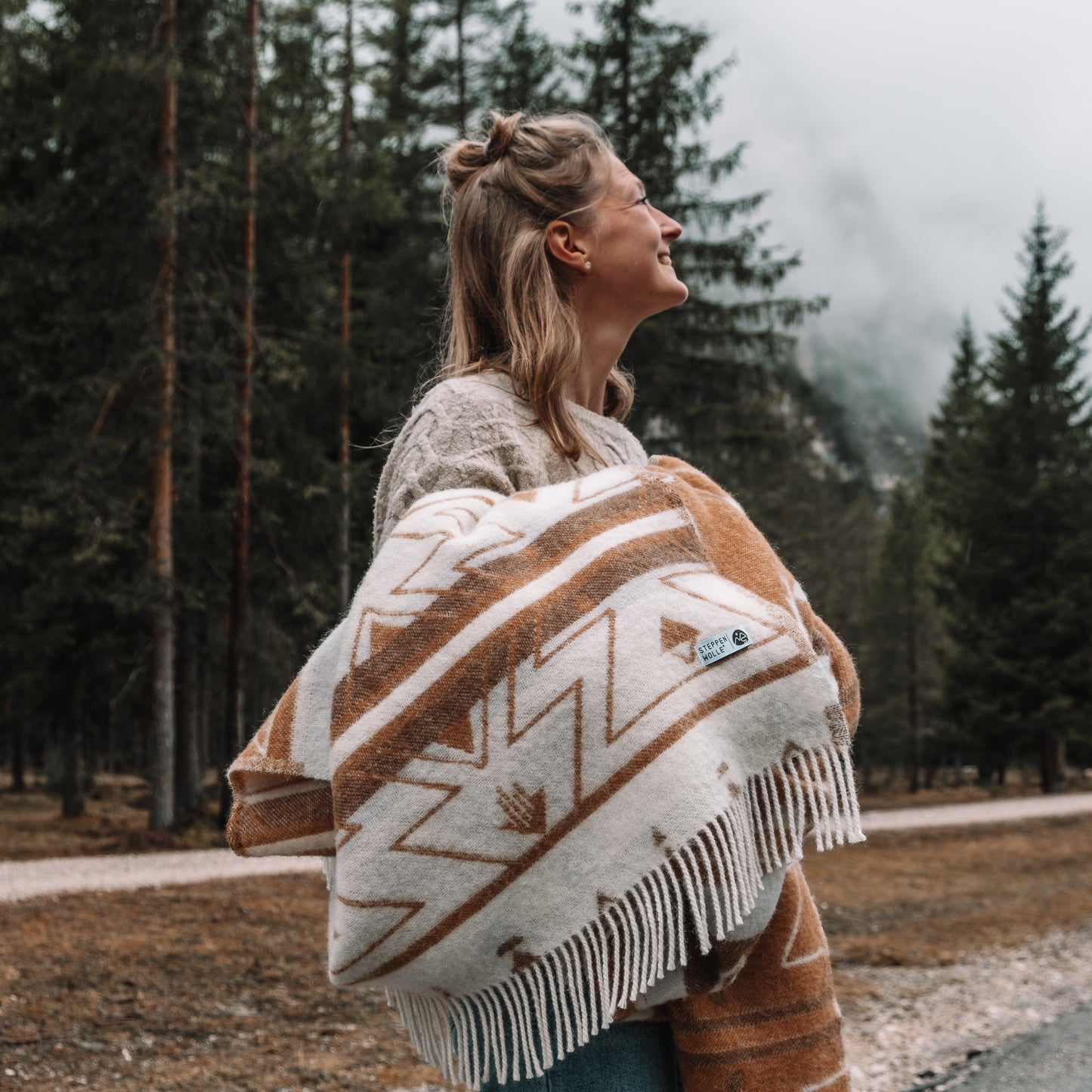 Nachhaltiges Fairtrade Schurwoll-Plaid im Boho-Stil mit Aztekenmuster.
