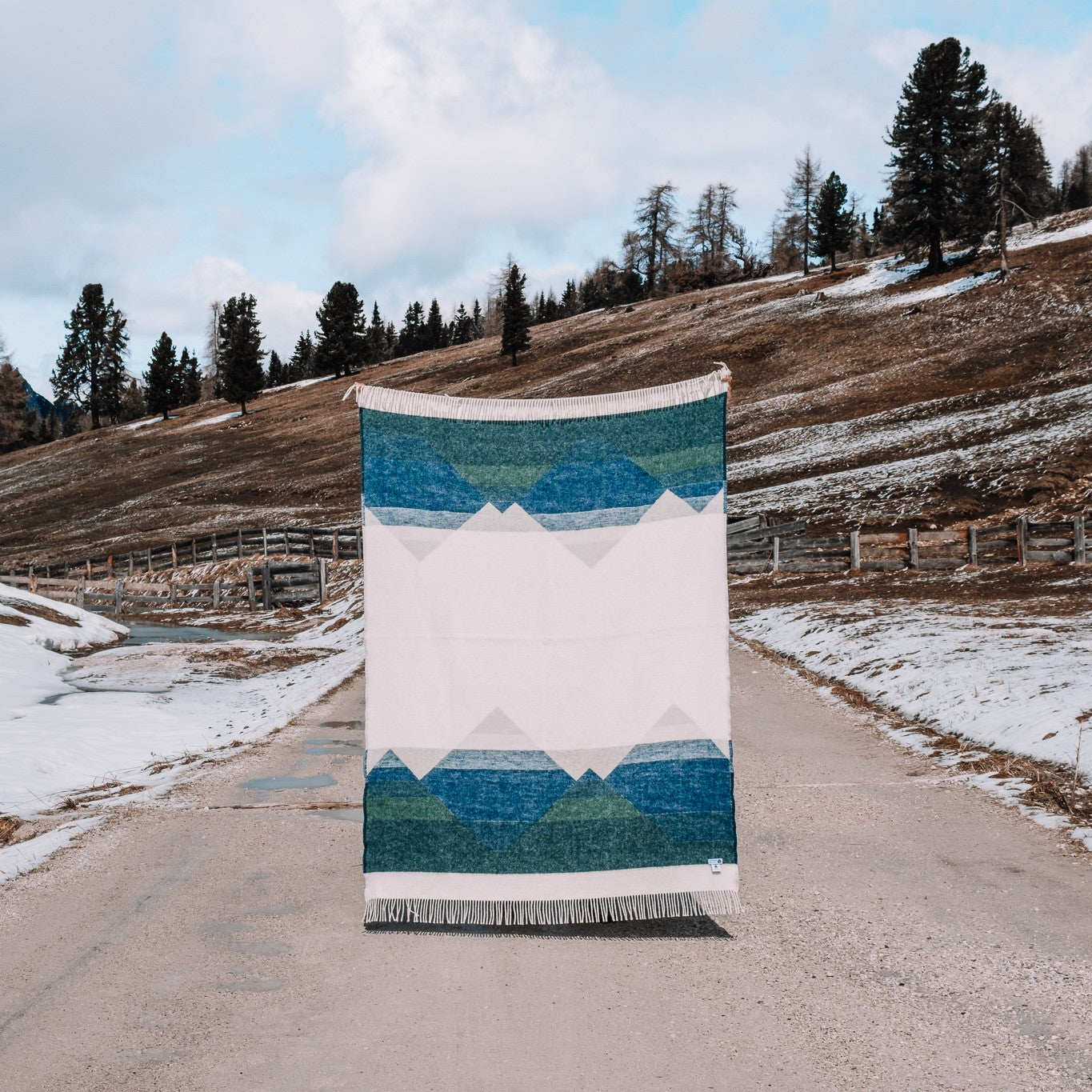 Nachhaltige Designer Wolldecke blau grün gemustert für Drinnen und Draußen.