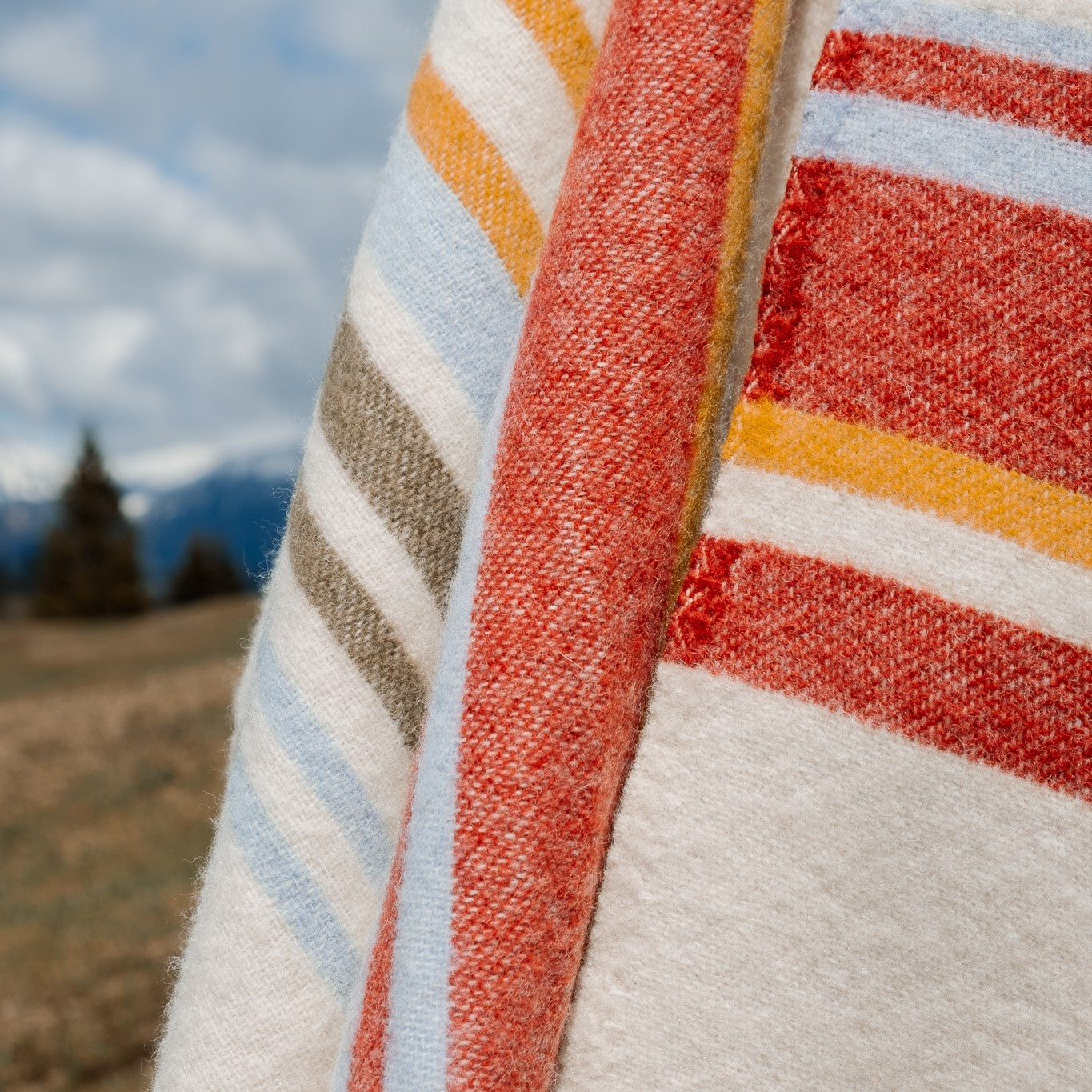 Flauschige Kuscheldecke in bunten Farben aus hochwertigem Naturmaterial.