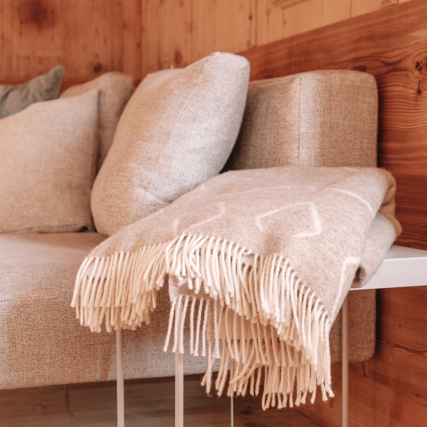 Skandinavische Wolldecke in Beige und Grau mit Ethno Muster und Fransen.
