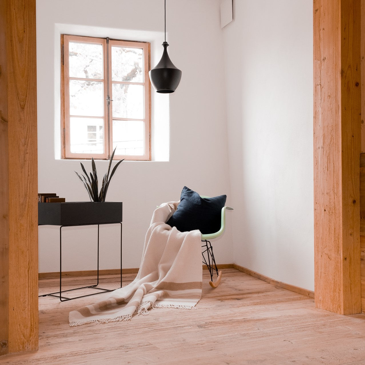 Ökologische nachhaltige Kuscheldecke aus hochwertiger Schurwolle mit Fransen.