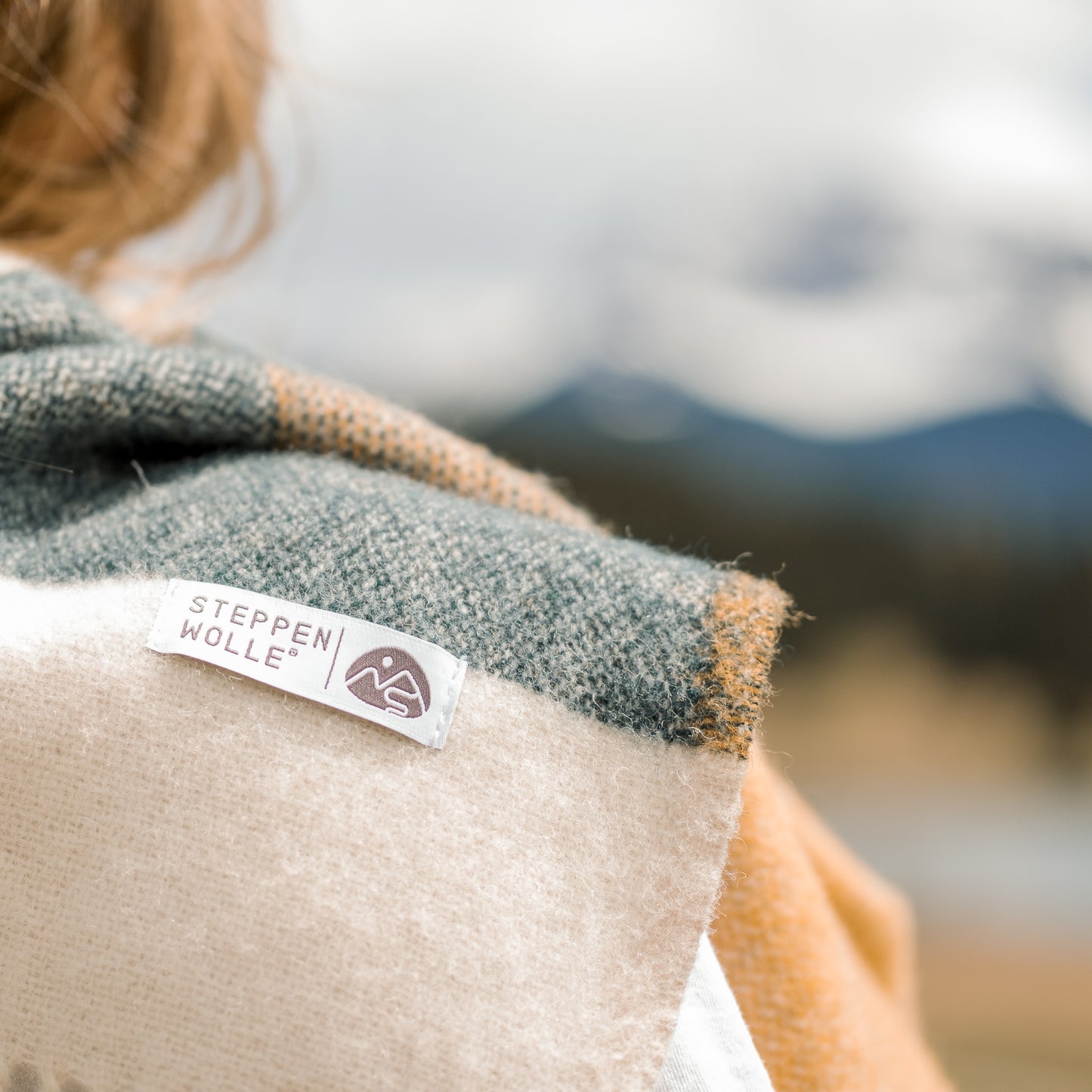 Naturhaardecke aus reiner Schafschurwolle in gelb und türkis.