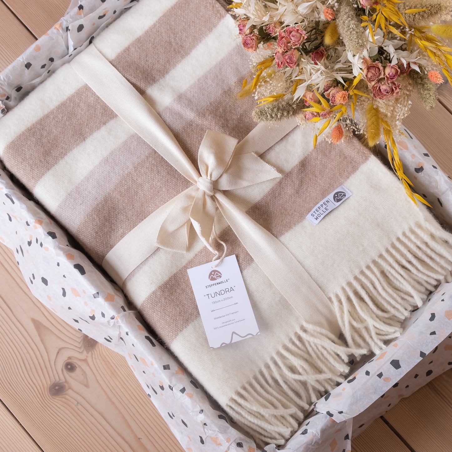 Beige Wolldecke mit Braunen Streifen aus nachhaltiger Schafschurwolle in Deutschland designt.