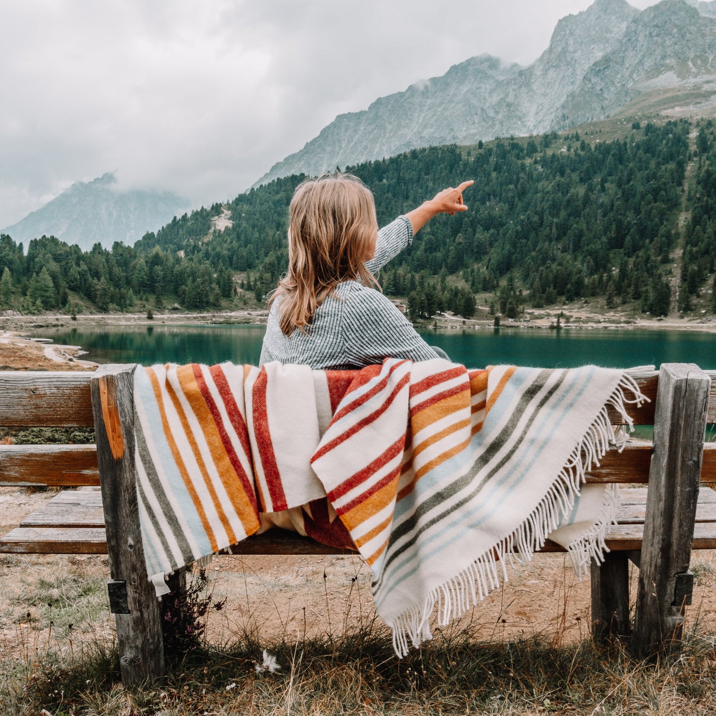 Bunt gestreifte Picknickdecke aus Naturmaterialien für Camping Reisen und Outdoor Abenteuer.
