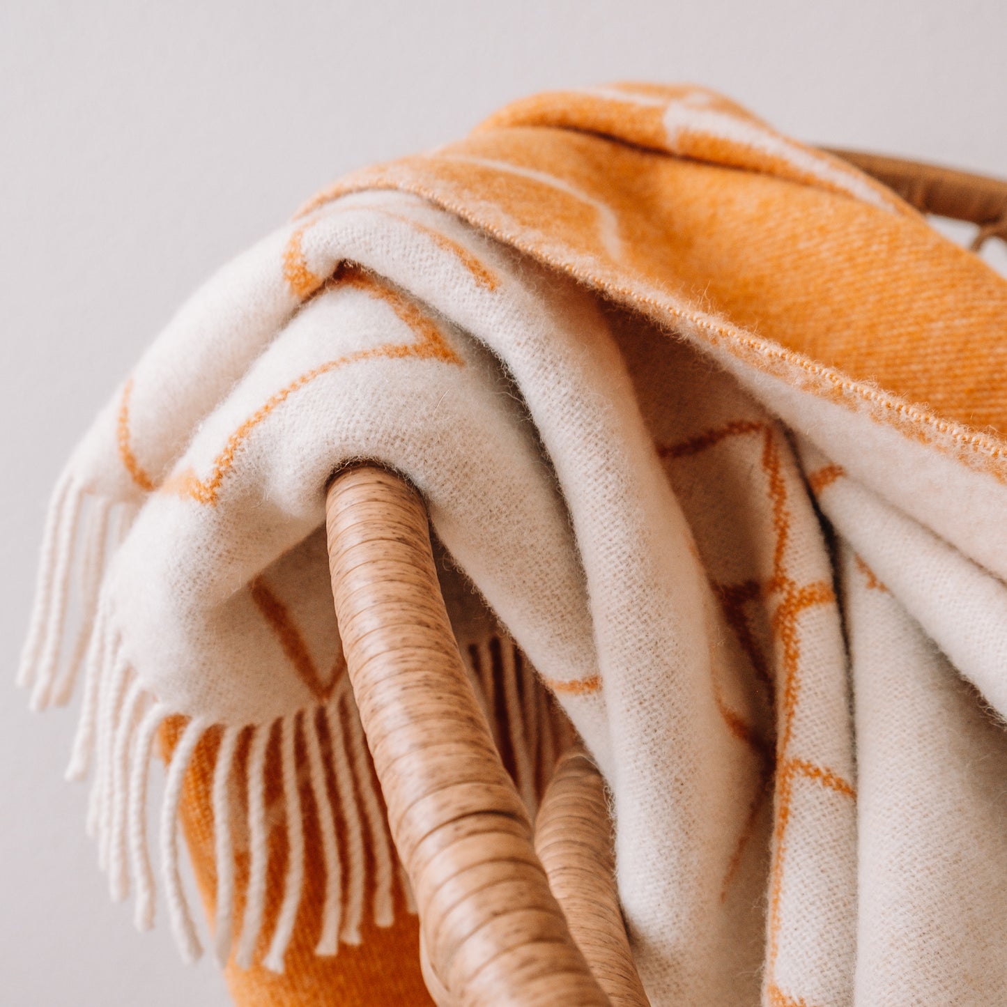 Senfgelbe Kuscheldecke aus hochwertiger Schurwolle, nachhaltig und fair produziert.