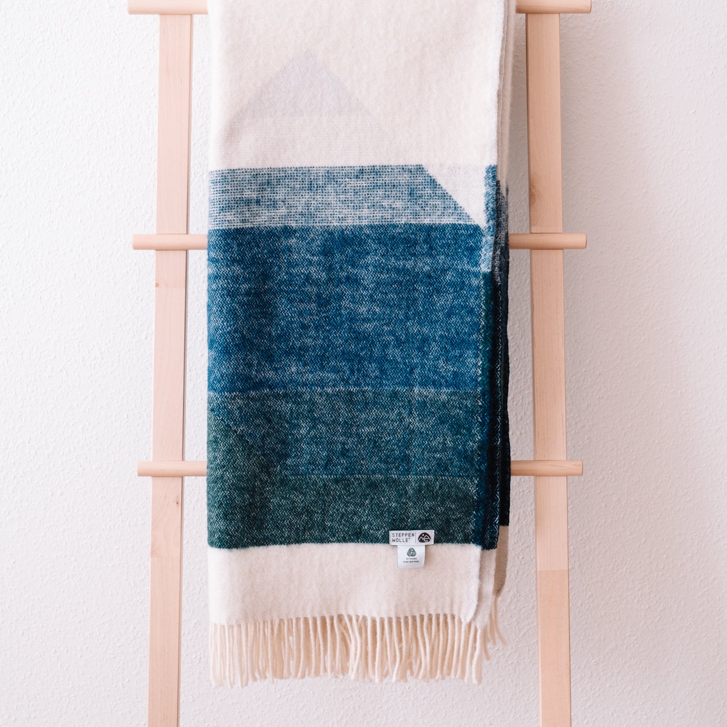 Moderne blaue Wolldecke mit grünen Akzenten aus 100% reiner Wolle.