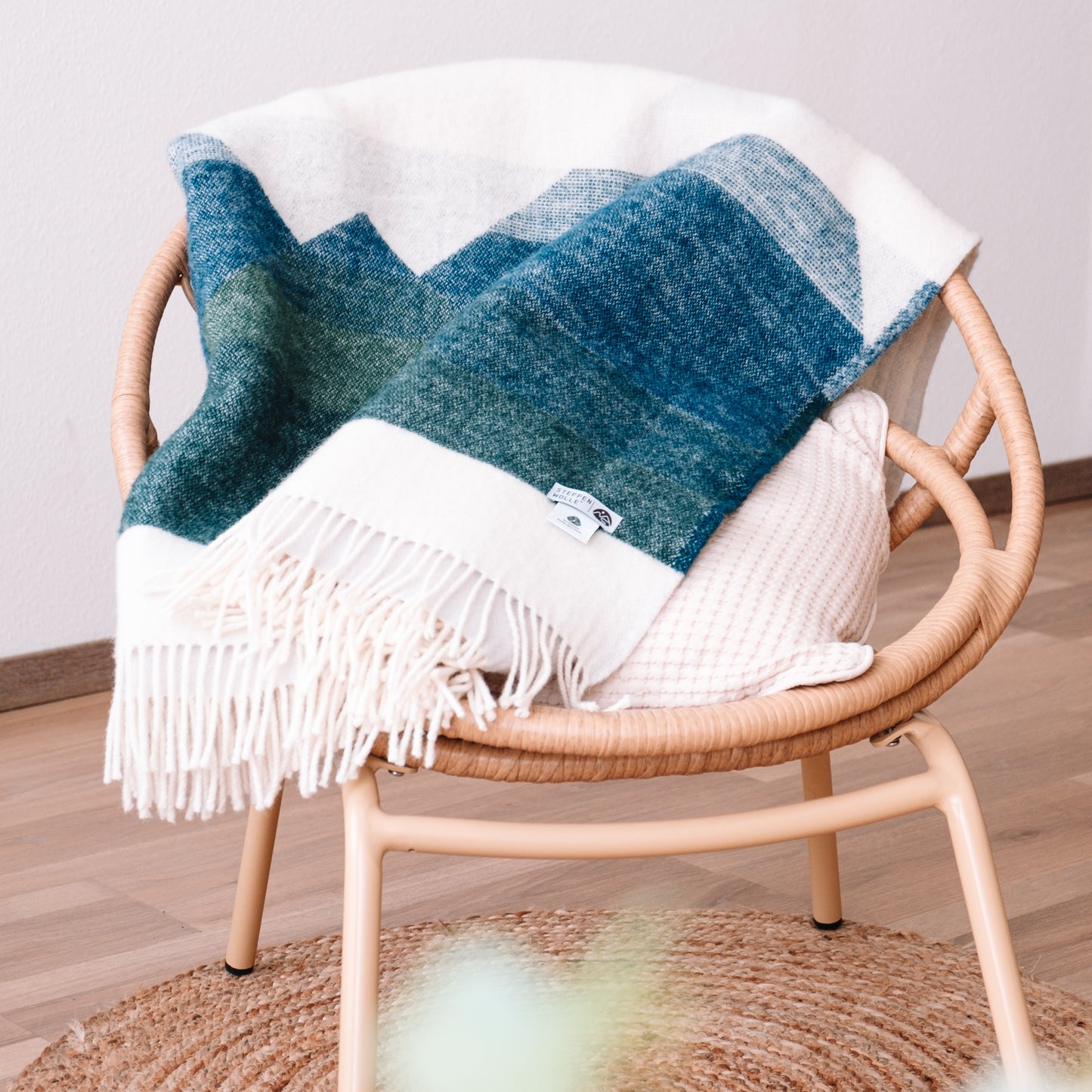 Nachhaltige Kuscheldecke in blau & grün für Sofa, Wohnzimmer und als Tagesdecke.