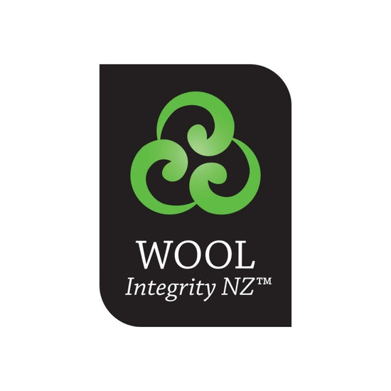 Zu sehen ist das international anerkannte Wollsiegel der Wool Integrity NZ für ethisch und fair hergestellte Schurwolldecken der Marke Steppenwolle