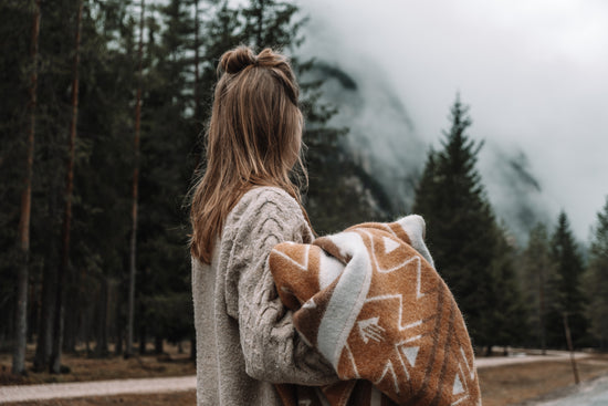 Kuscheldecke im Boho-Stil für Vanlife und Camping