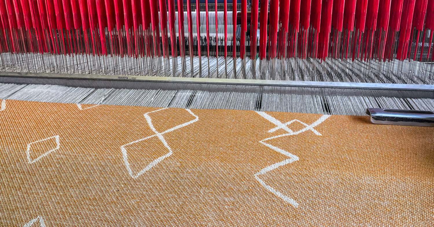 Eine Kuscheldecke von Steppenwolle wird gerade in der Partnerweberei fertiggestellt.