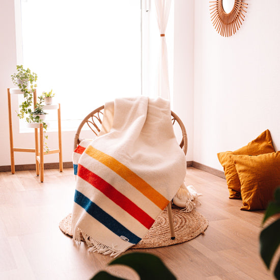 Bunte Decke liegt über einem Stuhl