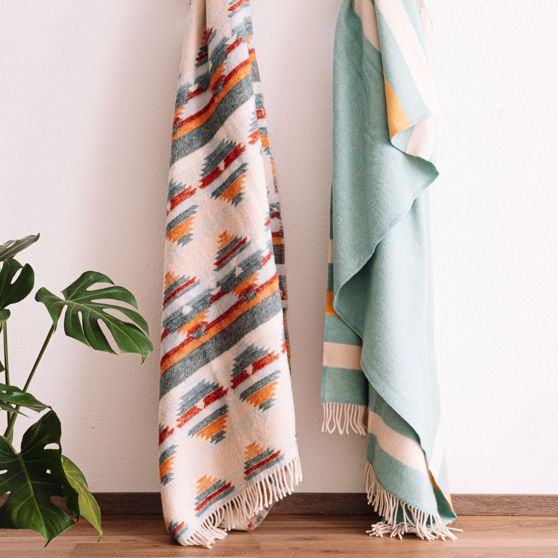 Zwei farbenfrohe Decken hängen nebeneinander