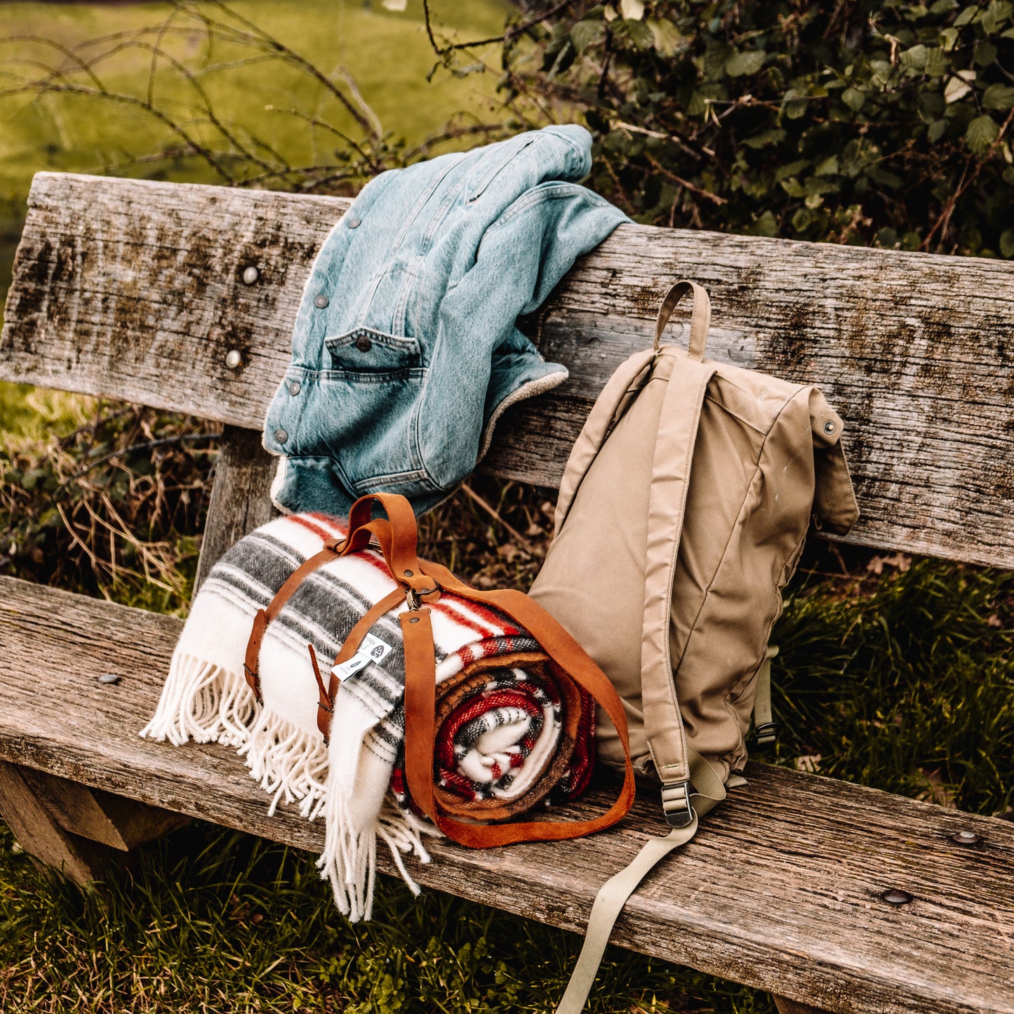 Robuste Picknickdecke aus nachhaltiger Schurwolle für Draußen. 