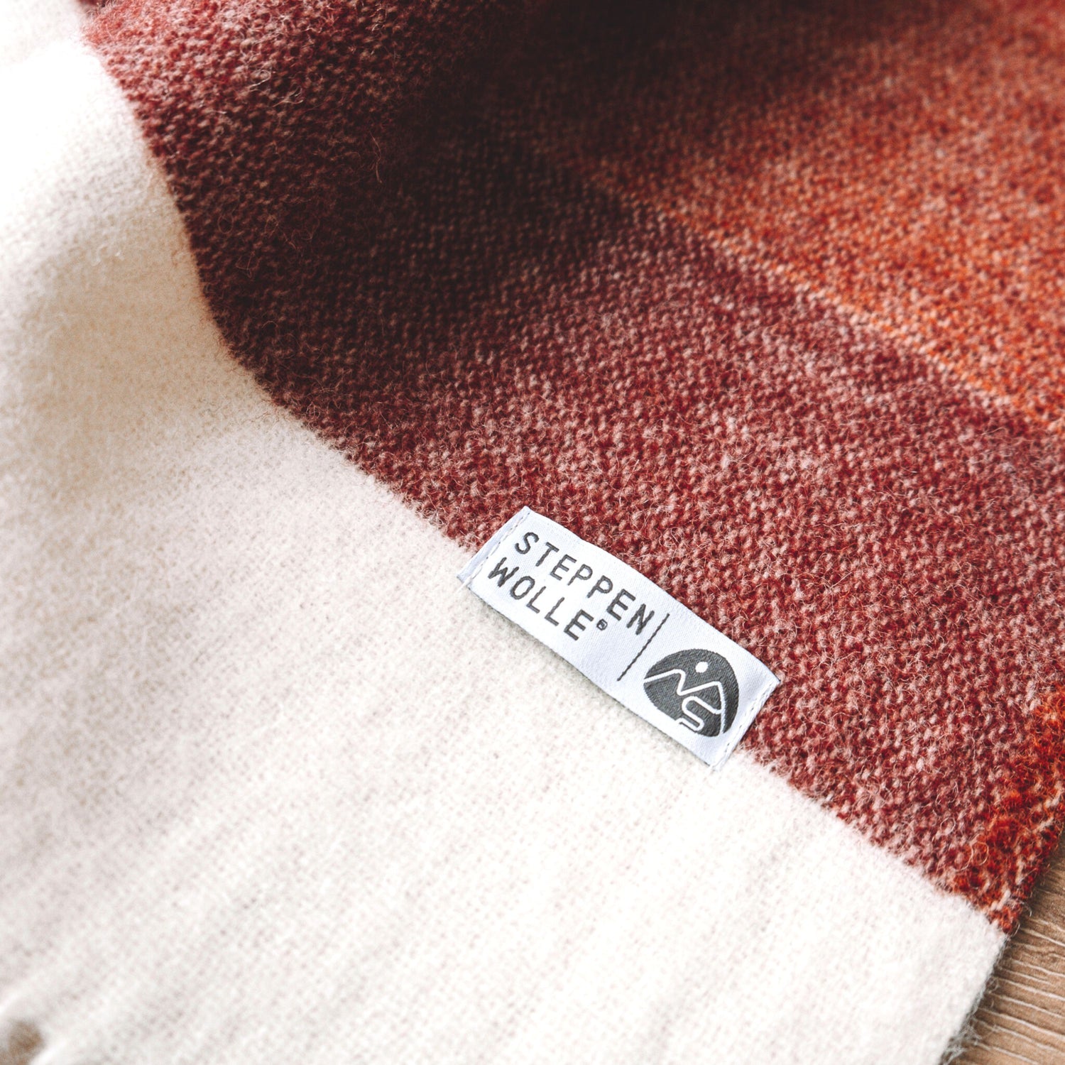 Steppenwolle Logo auf einer Decke genäht