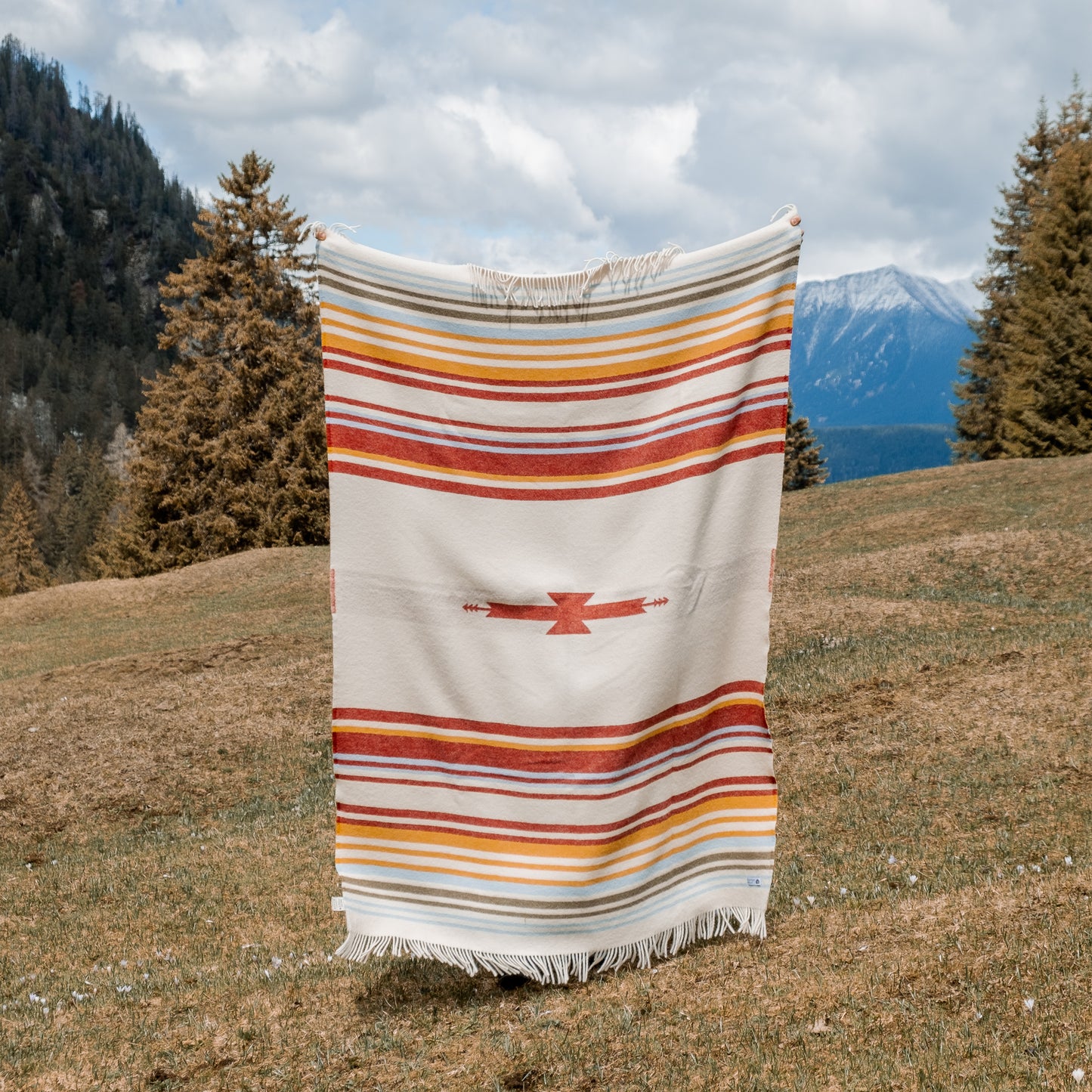 Nachhaltige Wolldecke mit bunten Streifen aus hochwertiger Schafschurwolle in Deutschland deisgnt.
