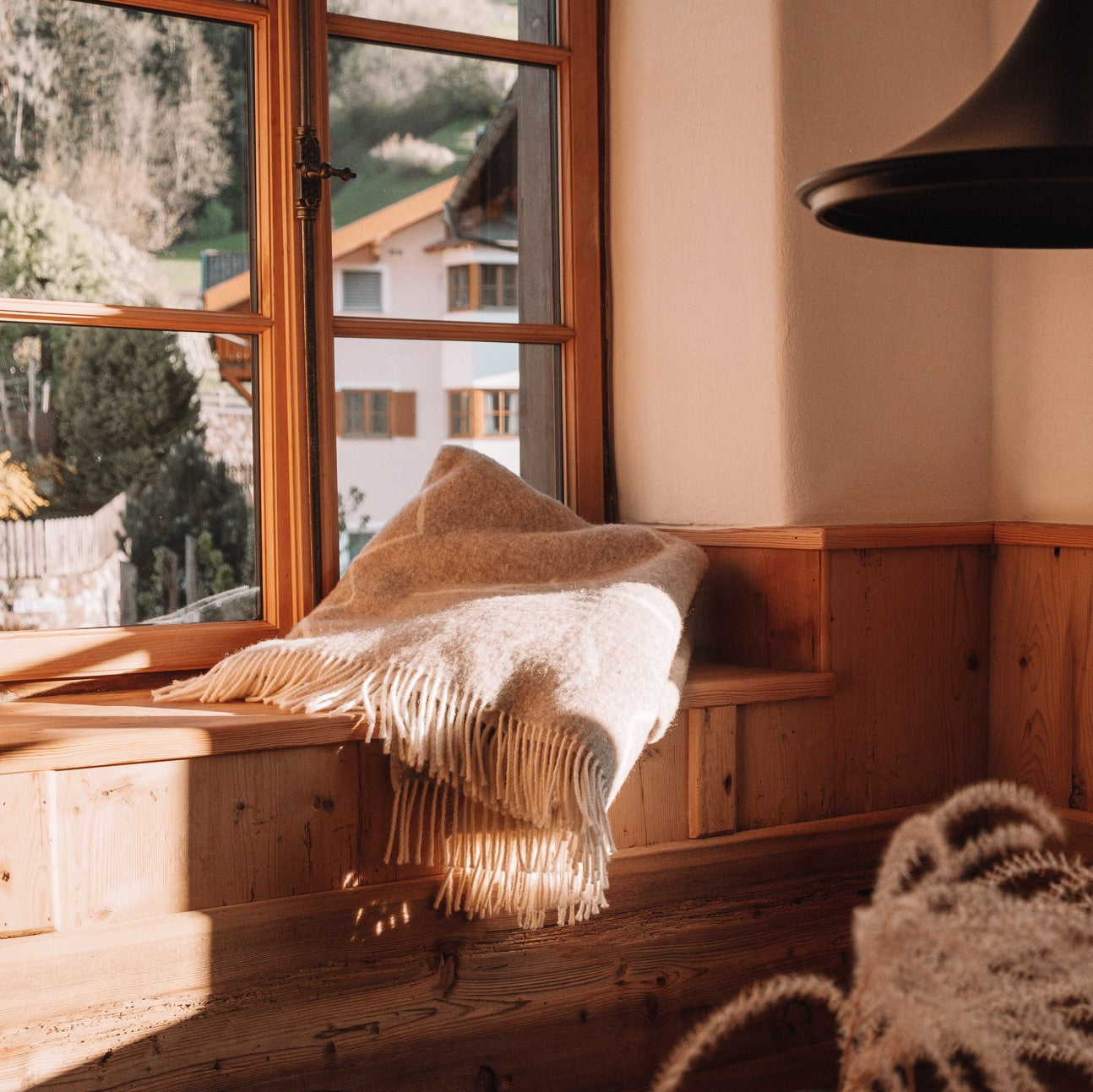 Warme skandinavische Öko-Tex Wolldecke im Boho-Stil zum Schöner Wohnen.