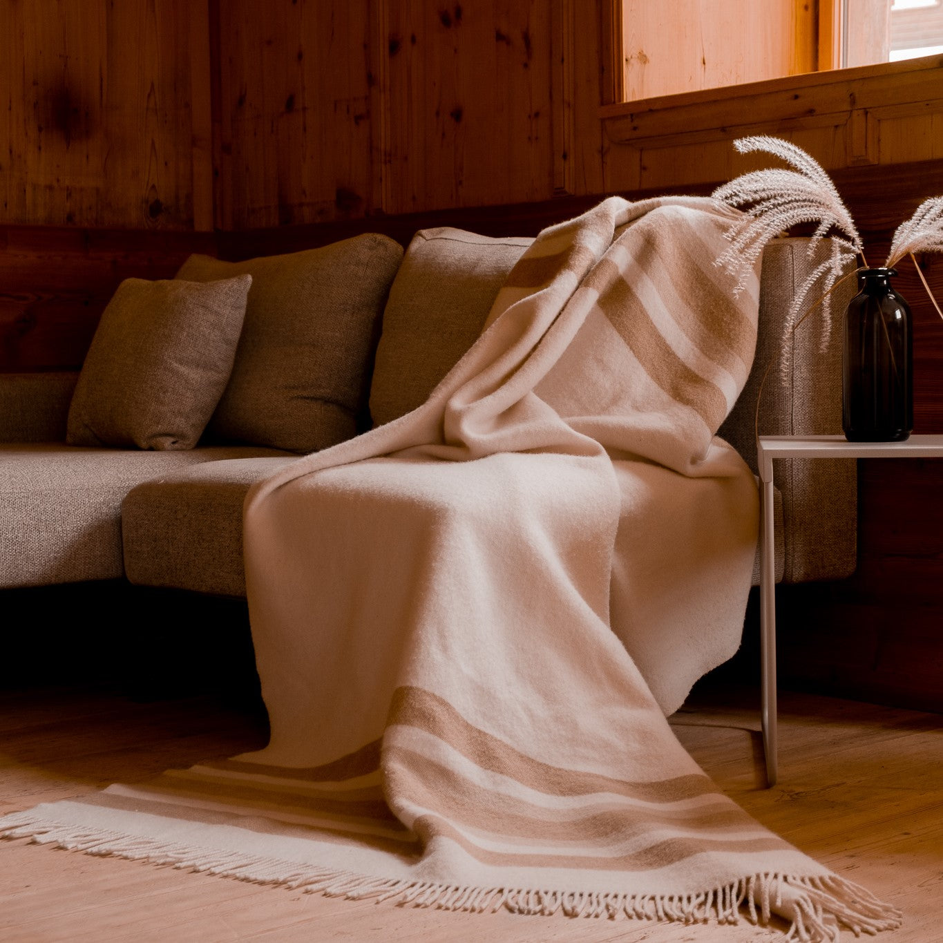 Beige hochwertige Wolldecken kaufen aus reinem Naturmaterial.