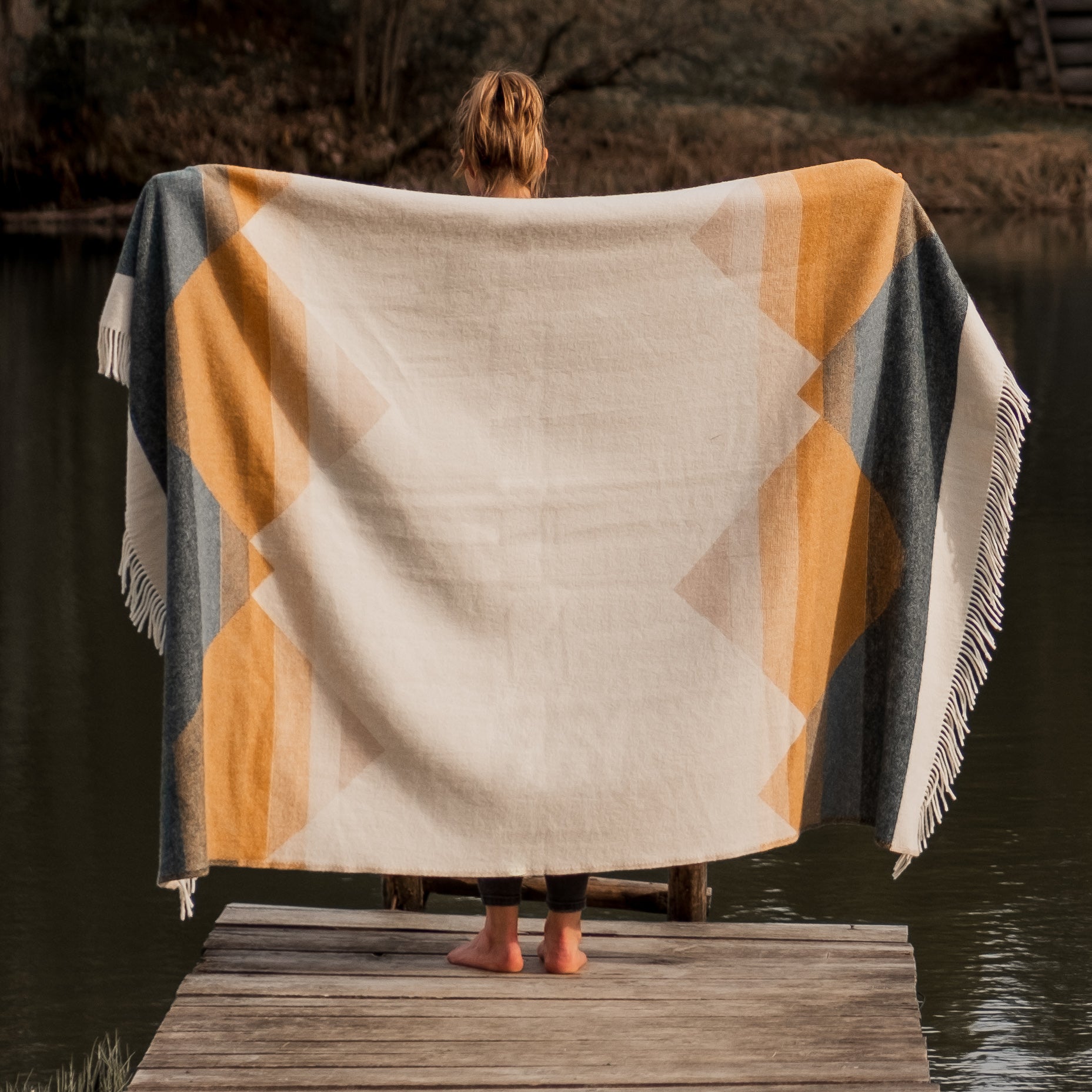 Bunt gemusterte Travel Blanket aus nachhaltigen Materialien. 