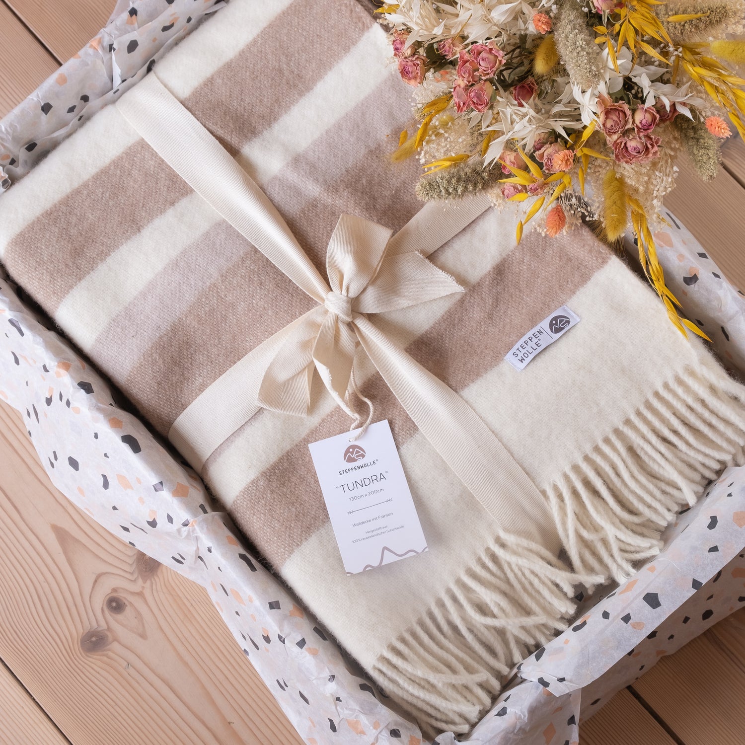Beige Wolldecke mit Braunen Streifen aus nachhaltiger Schafschurwolle in Deutschland designt. 