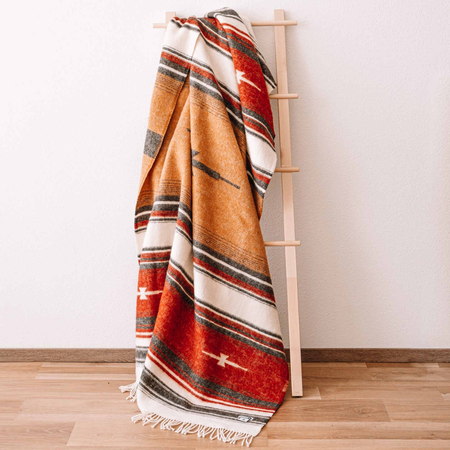 Bunte Tribal-Decke aus kuscheliger Wolle für Drinnen und Draußen. 