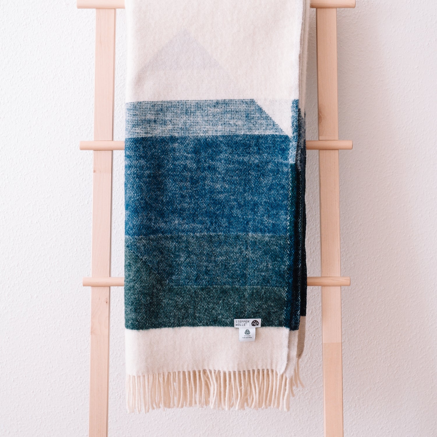 Moderne blaue Wolldecke mit grünen Akzenten aus 100% reiner Wolle. 