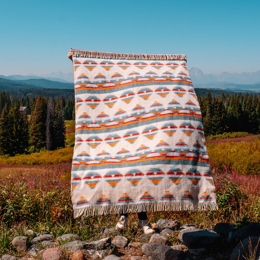 bunte Kuscheldecke wird hochgehalten